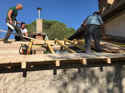 Toiture en tuiles rénovée par un couvreur professionnel
