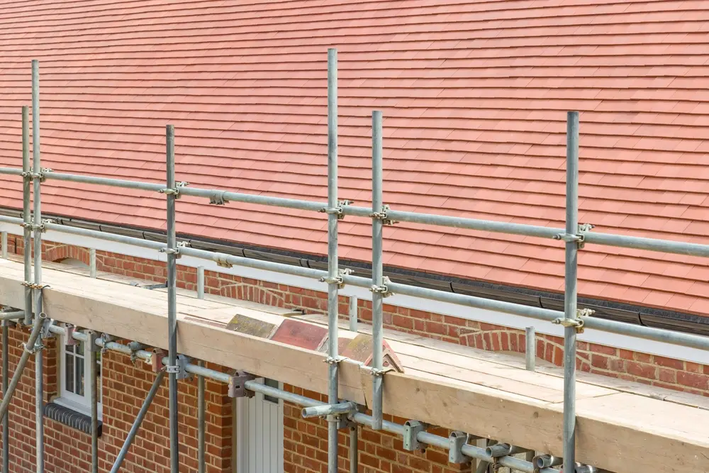Rénovation complète d’une toiture avec échafaudage
